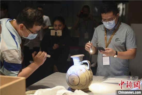 2020年6月，在長沙博物館舉行“從地中海到中國：絲路寶藏——平山郁夫絲綢之路美術(shù)館藏文物展”前，專家開箱鑒定文物。中新社記者 楊華峰 攝