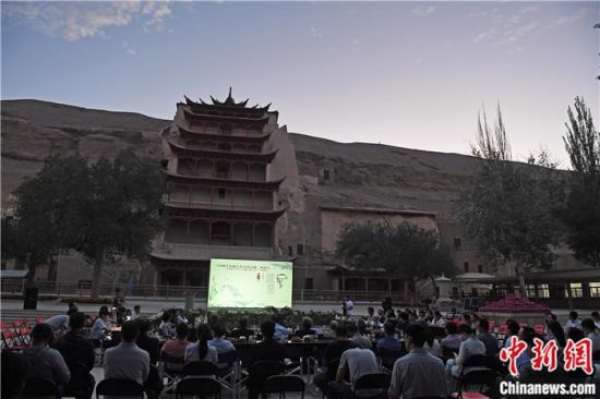 2018年8月，在敦煌莫高窟標(biāo)志性建筑“九層樓”前，《回顧平山郁夫先生的貢獻(xiàn)》座談會舉行。來自中日兩國的專家、學(xué)者共同懷念這位情系敦煌數(shù)十載的繪畫巨匠、中日友好的文化使者、世界文化遺產(chǎn)的守護(hù)者。中新社記者 楊艷敏 攝