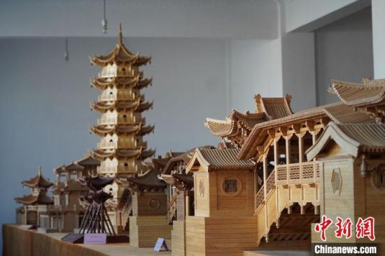 圖為古建筑模型制作技藝傳習(xí)所展廳內(nèi)的微縮古建筑作品?！【琶赖┰?　攝