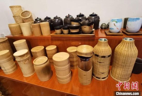 圖為展陳的一件件精致可愛的竹編農(nóng)具工藝品?！●T志軍 攝