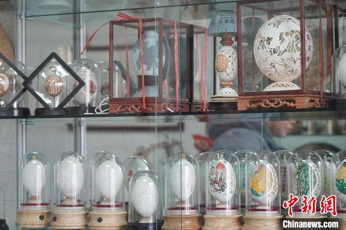 圖為吳義澤收藏柜內(nèi)的蛋雕作品?！【琶赖ぴ?攝