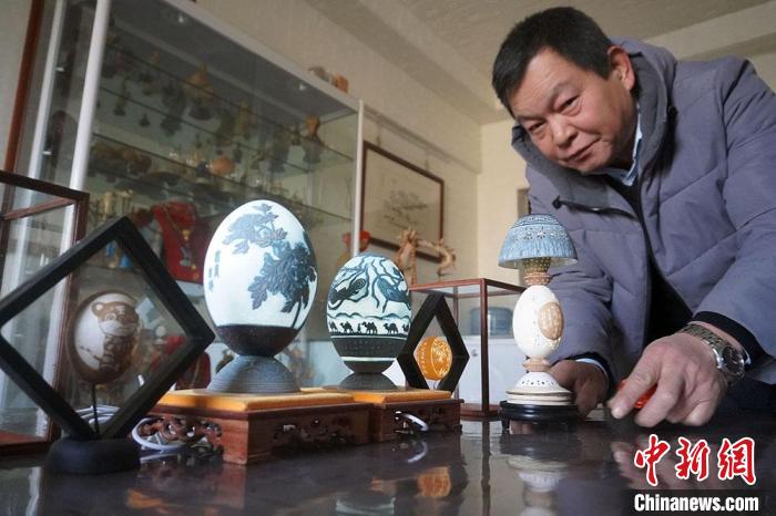 圖為吳義澤展示的最新創(chuàng)作的蛋雕作品。　九美丹增 攝