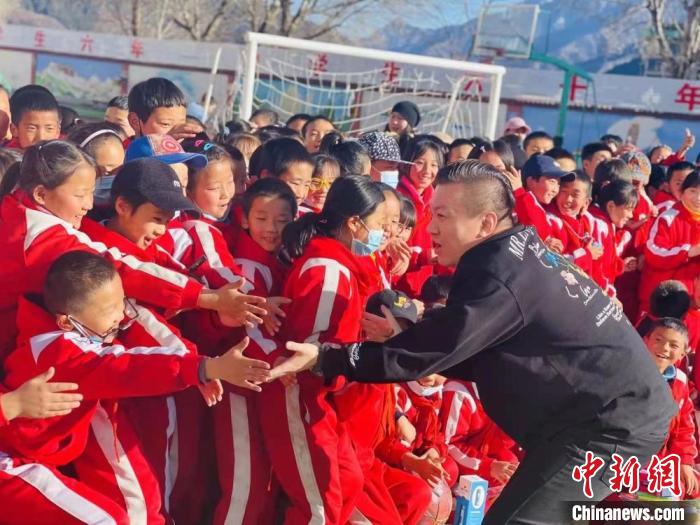 1月初，第五屆“街舞進藏鄉(xiāng)”公益助學(xué)活動在甘肅甘南結(jié)束，旨在讓藏族學(xué)子感受到街舞魅力?！￡惿菩?攝