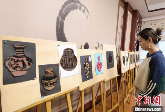 圖為學(xué)生用衍紙材料制作的彩陶紋飾?！⒂裉?攝