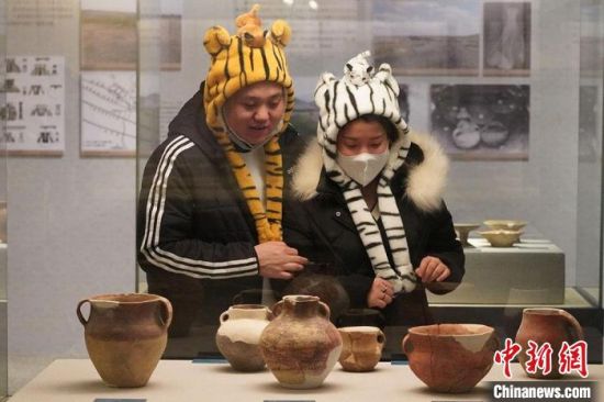 圖為市民戴虎頭帽在博物館內(nèi)參觀。九美旦增 攝