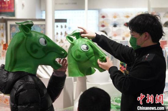 圖為“神馬來了”銅奔馬頭套?！【琶赖┰?攝