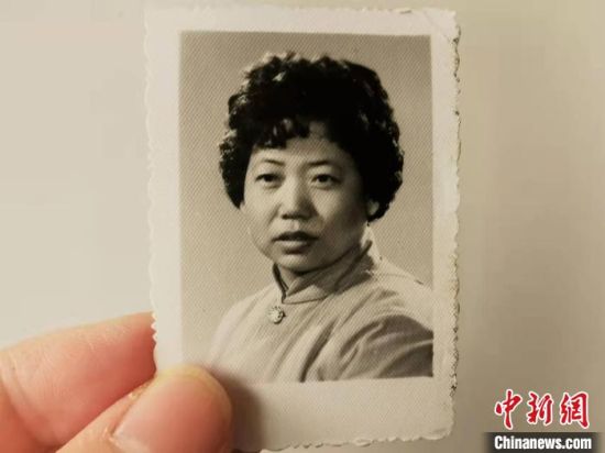 圖為20世紀(jì)80年代，蘭州照相館拍攝的人物肖像照，如今仍然有很多人選擇拍攝這樣的照片留作紀(jì)念。　王牧雨 攝