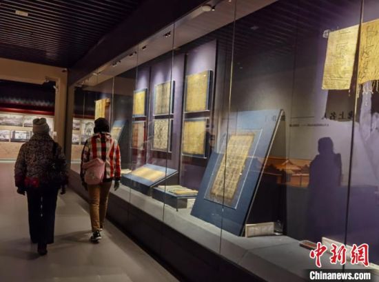 圖為蘭州市民參觀博物館展品?！⌒煅?攝