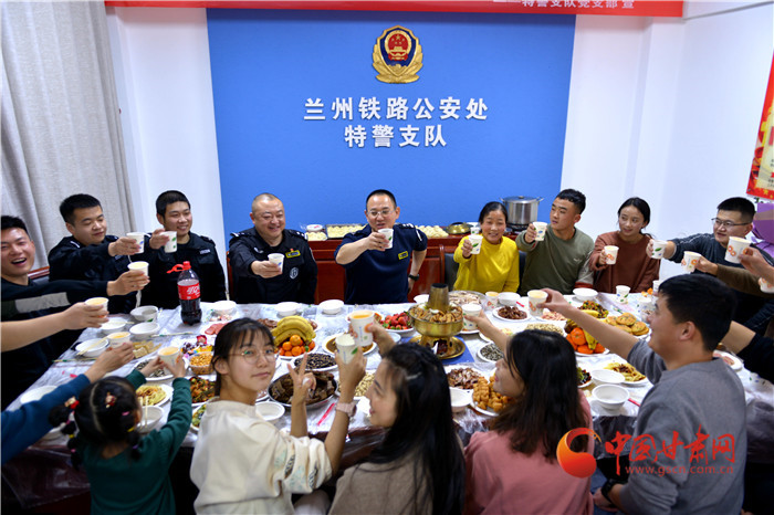 【新春走基層】媽媽來警營(yíng)過大年 春節(jié)值守更溫暖