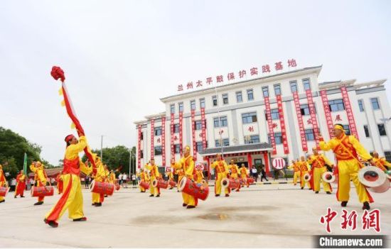 2021年6月30日，蘭州太平鼓教育保護(hù)實(shí)踐基地啟動儀式在蘭州新區(qū)舉行。(資料圖) 高展 攝