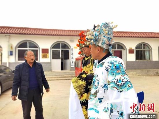 圖為69歲的“苦水高高蹺”國家級傳承人巨海全(左一)，叮囑徒弟們高高蹺練習(xí)技巧要領(lǐng)?！￠Z姣 攝