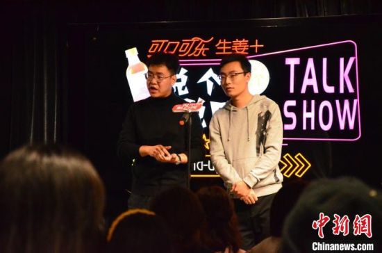 圖為脫口秀演員搭檔表演?！钅?攝