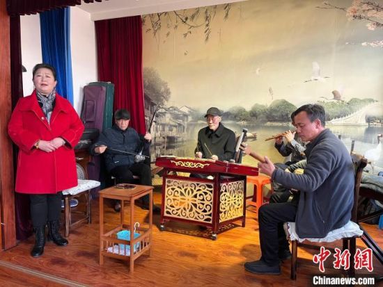 圖為蘭州鼓子表演者王常玉登臺演唱，她是這項入列國家級非物質(zhì)文化遺產(chǎn)的曲藝表演者中，為數(shù)不多的女演員?！堨下?攝