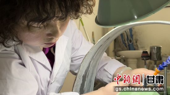 夜光杯制作學(xué)徒謝小琴坦言，雖工作枯燥，但是能夠掌握國家級非遺技藝是很自豪的。王牧雨 攝
