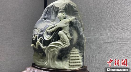 圖為李學(xué)平的玉雕作品?！「攥?攝