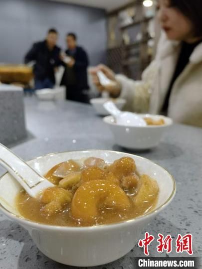 圖為酒泉美食“糊鍋”?！∫蟠河?攝