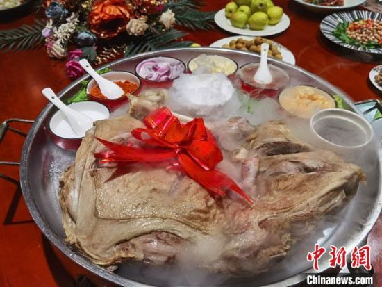 圖為酒泉美食“漢蒸全羊”。　馮志軍 攝