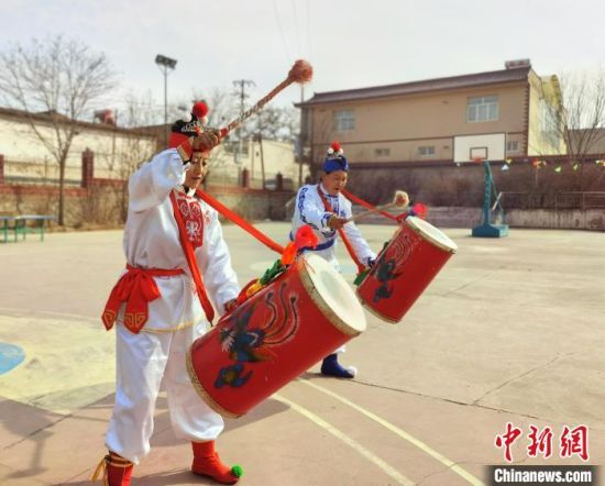 圖為劉玉均(右一)身穿青花服與隊員一起練習(xí)動作?！堟?攝