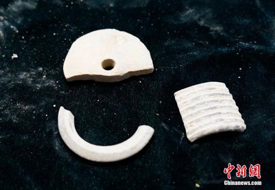 圖為靜寧縣賈河鄉(xiāng)竇坪村出土的佩飾。 夏劍鋒 攝