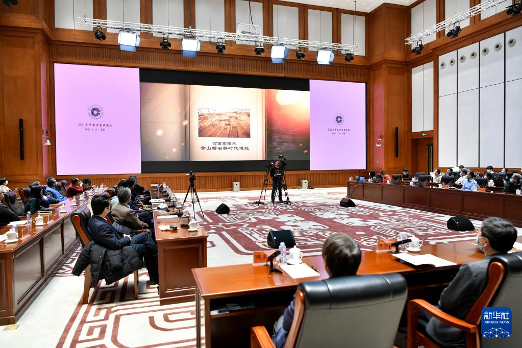 3月18日，在“中國社會科學(xué)院考古學(xué)論壇·2021年中國考古新發(fā)現(xiàn)”上，參會人員觀看宣傳視頻。