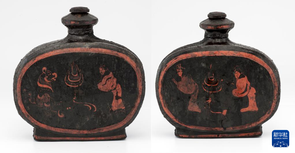 湖北云夢縣鄭家湖戰(zhàn)國秦漢墓地出土扁壺（資料圖）。