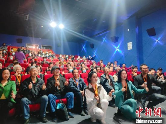 《浴血誓言》主創(chuàng)團隊與到場的紅軍后代合影?！￡愡x斌 攝