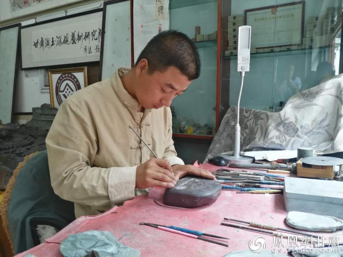 洮硯制作技藝第六代傳人、國(guó)家藝術(shù)基金資助青年藝術(shù)家、正高級(jí)洮硯雕刻藝術(shù)師李江平十年如一日專(zhuān)注于洮硯制作 圖源自網(wǎng)絡(luò)