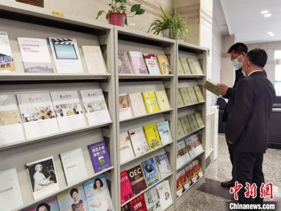 圖為國(guó)網(wǎng)甘肅電力黨校的職工書架?！⌒煅?攝