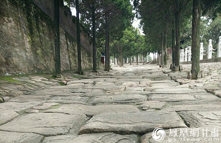 司馬遷祠的山崗下面有一段司馬古道，石條為北宋時(shí)鋪設(shè)，歷經(jīng)800余年的雨水沖刷、風(fēng)化、人走車碾，石條上的車轍印是這里曾經(jīng)繁華的歷史見證，又好像昭示太史公一生的坎坷與悲壯。楊文遠(yuǎn) 攝