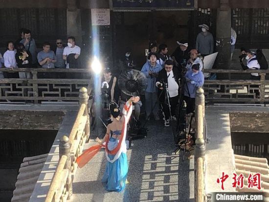 圖為5月以來(lái)，“奧大?！敝辈ガF(xiàn)場(chǎng)引游客圍觀?！《鼗褪形麄鞑抗﹫D