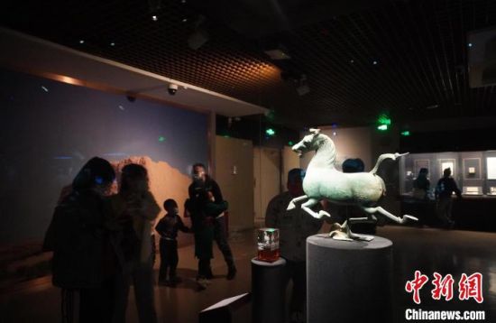 甘肅省博物館展出的“銅奔馬”吸引觀眾拍照留影。
