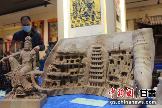 連日來，甘肅省工藝美術(shù)行業(yè)評審認(rèn)定工作會議在蘭州舉行。圖為以敦煌莫高窟為題材的木雕作品《守護(hù)》。徐雪 攝