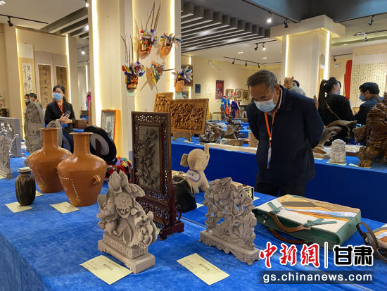 來自全省的近800件作品進(jìn)入專家評審環(huán)節(jié)，作品涵蓋雕塑雕刻、漆器、工藝花畫等多個類別。徐雪 攝