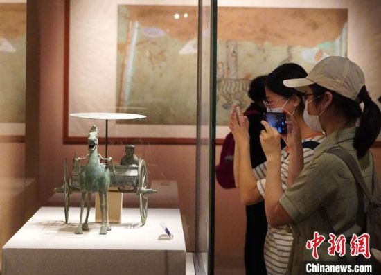 圖為參觀者參觀“大道攸歸：五涼文化展”展陳文物。　九美旦增 攝