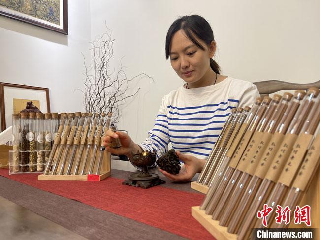 圖為魯雯展示燃香禮儀?！「攥?攝