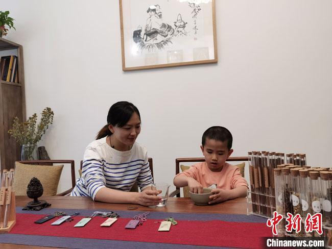 圖為魯雯為小學員授課和培訓?！●T志軍 攝