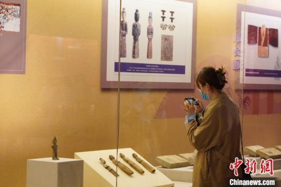 圖為游客在博物館內(nèi)有序參觀(guān)，感受五涼文化。　九美旦增 攝
