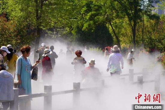 蘭州市寓言故事園化身“瑤池”仙境美景，吸引不少市民前來觀賞、拍照?！【琶赖┰?攝