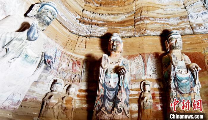 北石窟寺窟內(nèi)造像因受水顯得斑駁?！“瑧c龍 攝