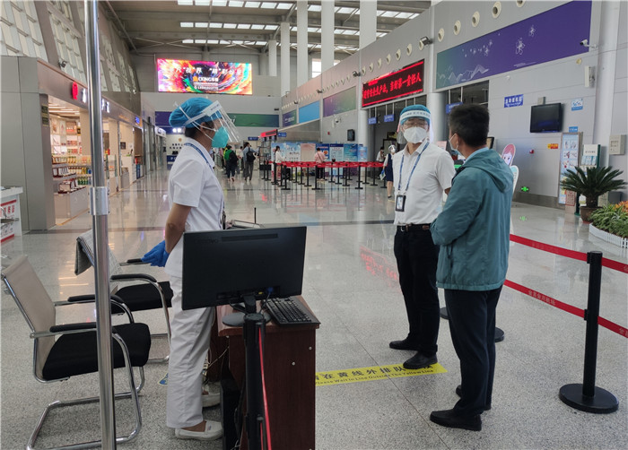 7月15日，金昌市金川區(qū)紀(jì)委監(jiān)委駐區(qū)委政法委紀(jì)檢監(jiān)察組在金昌機(jī)場(chǎng)監(jiān)督檢查疫情防控措施落實(shí)情況。王曉梅攝.jpg