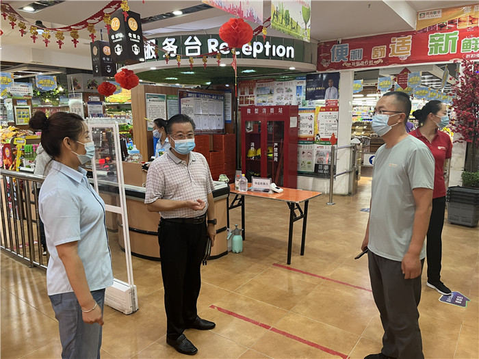 7月15日，酒泉市玉門(mén)市疫情防控督查組在隴商聯(lián)華超市監(jiān)督檢查疫情防控措施落實(shí)情況。 .jpg