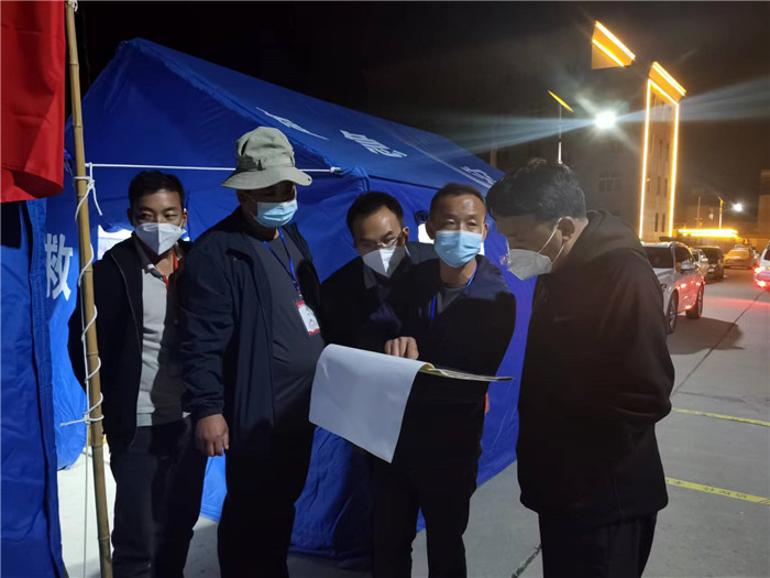 7月19日，甘南州瑪曲縣紀(jì)委監(jiān)委督查組在德吉小區(qū)卡點(diǎn)督導(dǎo)疫情防控工作。仲海濤 攝.jpg