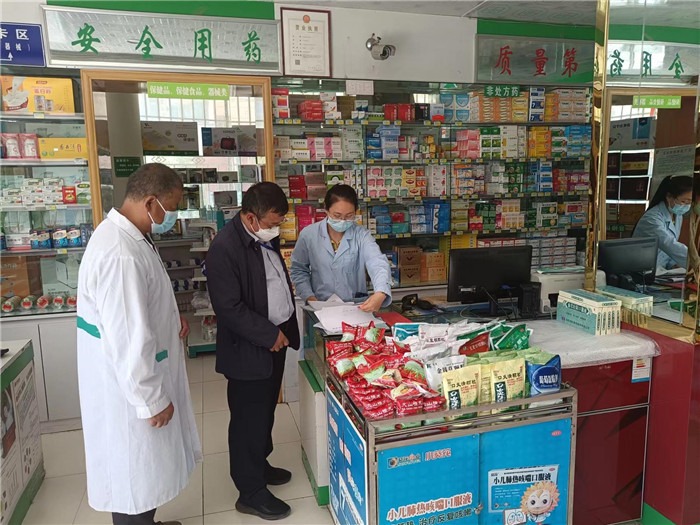 甘南州合作市紀(jì)委監(jiān)委第一督查組在合作市世紀(jì)大藥房進(jìn)行督查檢查。.jpg