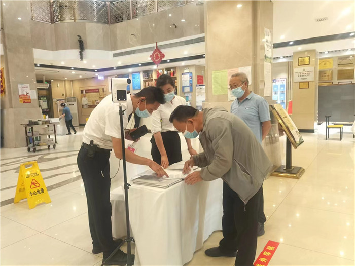 金昌市金川區(qū)紀(jì)委監(jiān)委駐區(qū)人大機(jī)關(guān)紀(jì)檢監(jiān)察組在花城錦都大酒店監(jiān)督檢查疫情防控工作。王文海 攝 .jpg