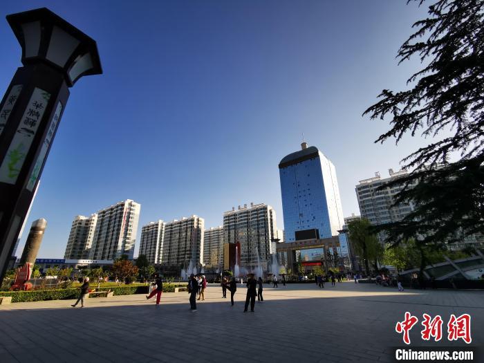 2020年7月12日，甘肅省定西市隴西縣城廣場(chǎng)，居民在晨練。(資料圖) 殷春永 　攝