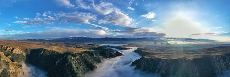 甘肅山丹馬場(chǎng)：峽谷云霧似仙境。 王超攝