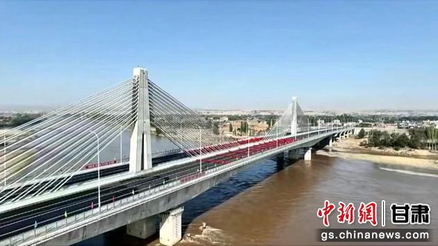 圖為靖遠(yuǎn)金灘黃河大橋航拍圖。靖遠(yuǎn)縣委宣傳部供圖