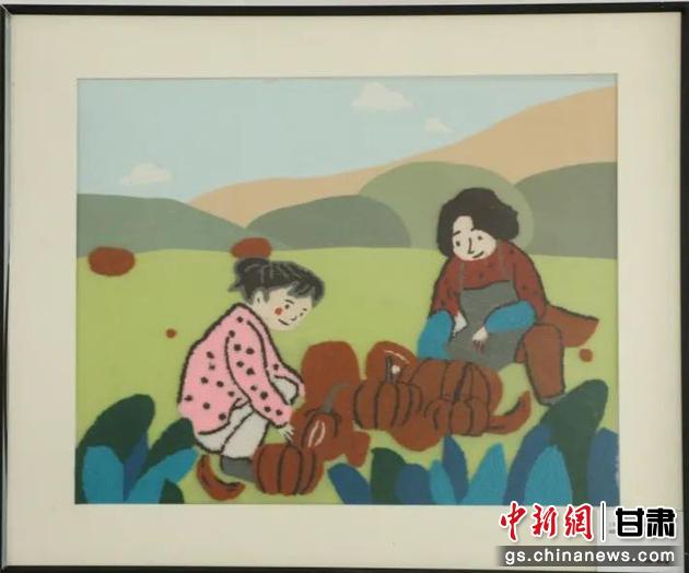 嘉峪關(guān)市新城鎮(zhèn)新城村農(nóng)業(yè)產(chǎn)業(yè)園區(qū)內(nèi)，母女兩人在摘南瓜。刺繡 馬艾米乃 繡稿 敬紅霞