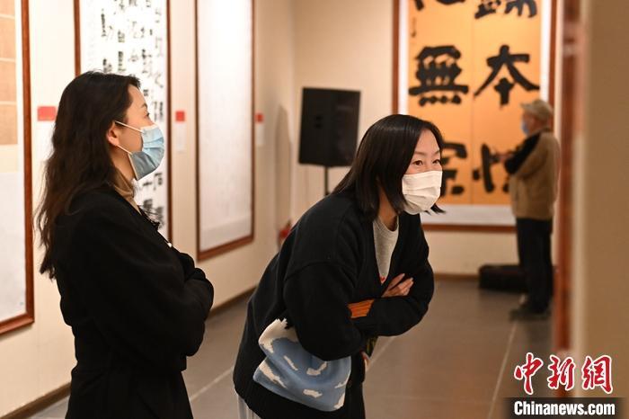 圖為甘肅蘭州，參展書法作品吸引參觀者。 中新社記者 李亞龍 攝