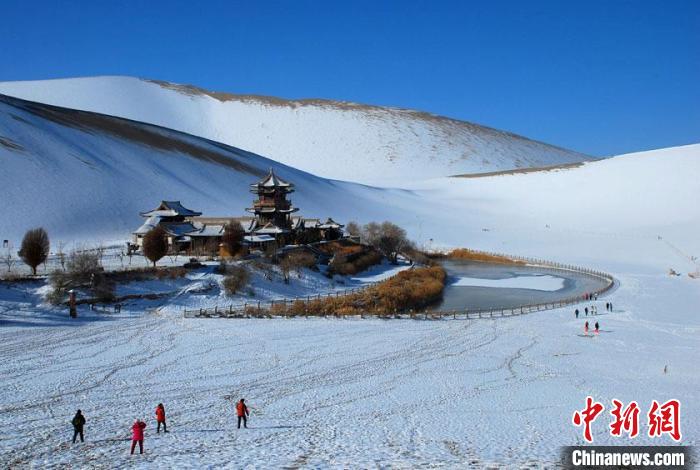 敦煌市鳴沙山月牙泉雪景如畫(huà)。(資料圖) 張曉亮 　攝